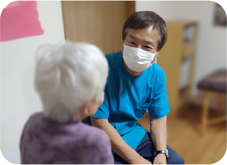 患者様と笑顔で話す担当